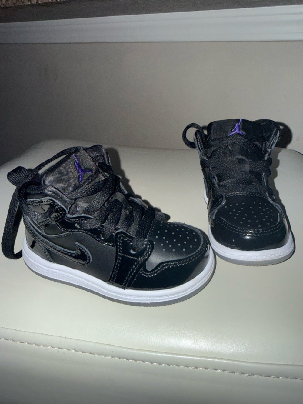 Jordan 1 toddlers Black Patent Leather High-Top Sneakers - Picture 5 of 7
